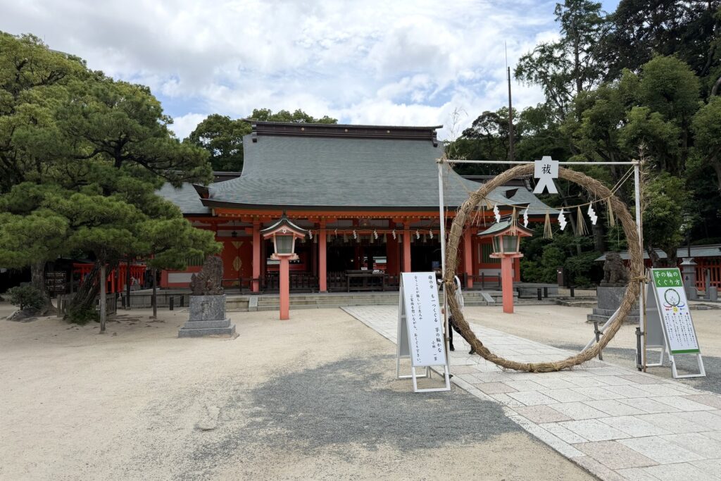 住吉神社の拝殿と茅の輪くぐり