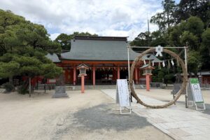 住吉神社の拝殿と茅の輪くぐり