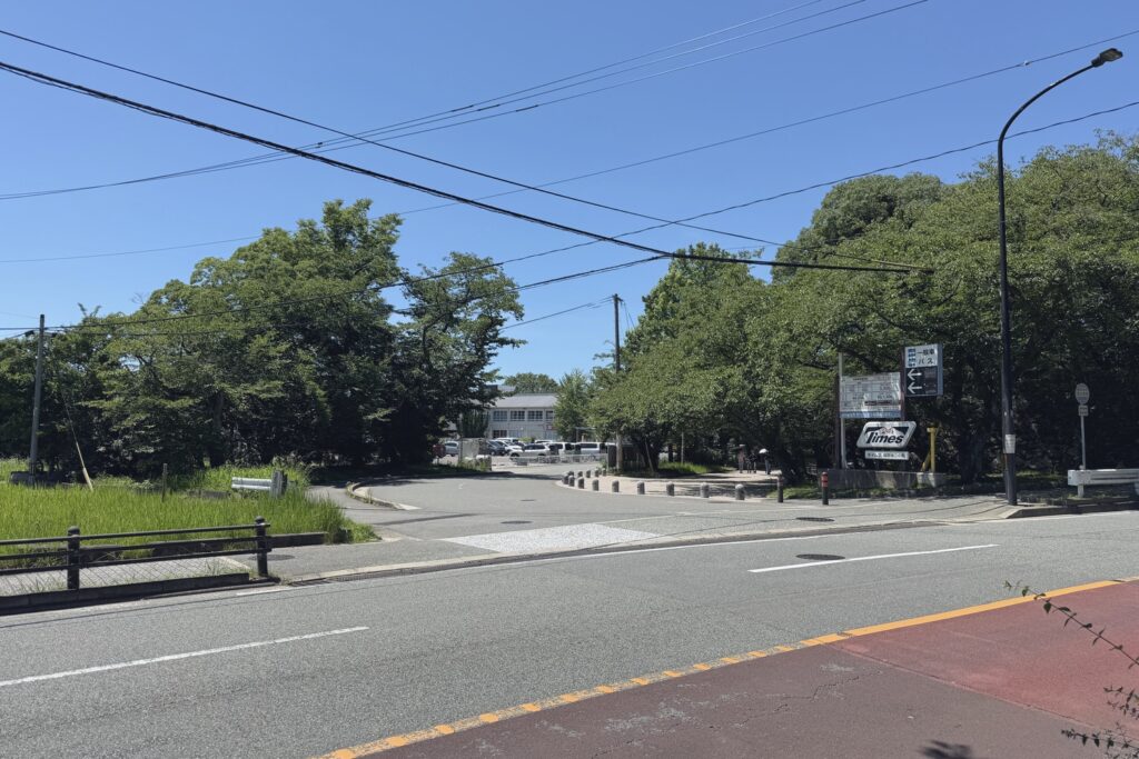 タイムズ福岡城三の丸の駐車場の入口