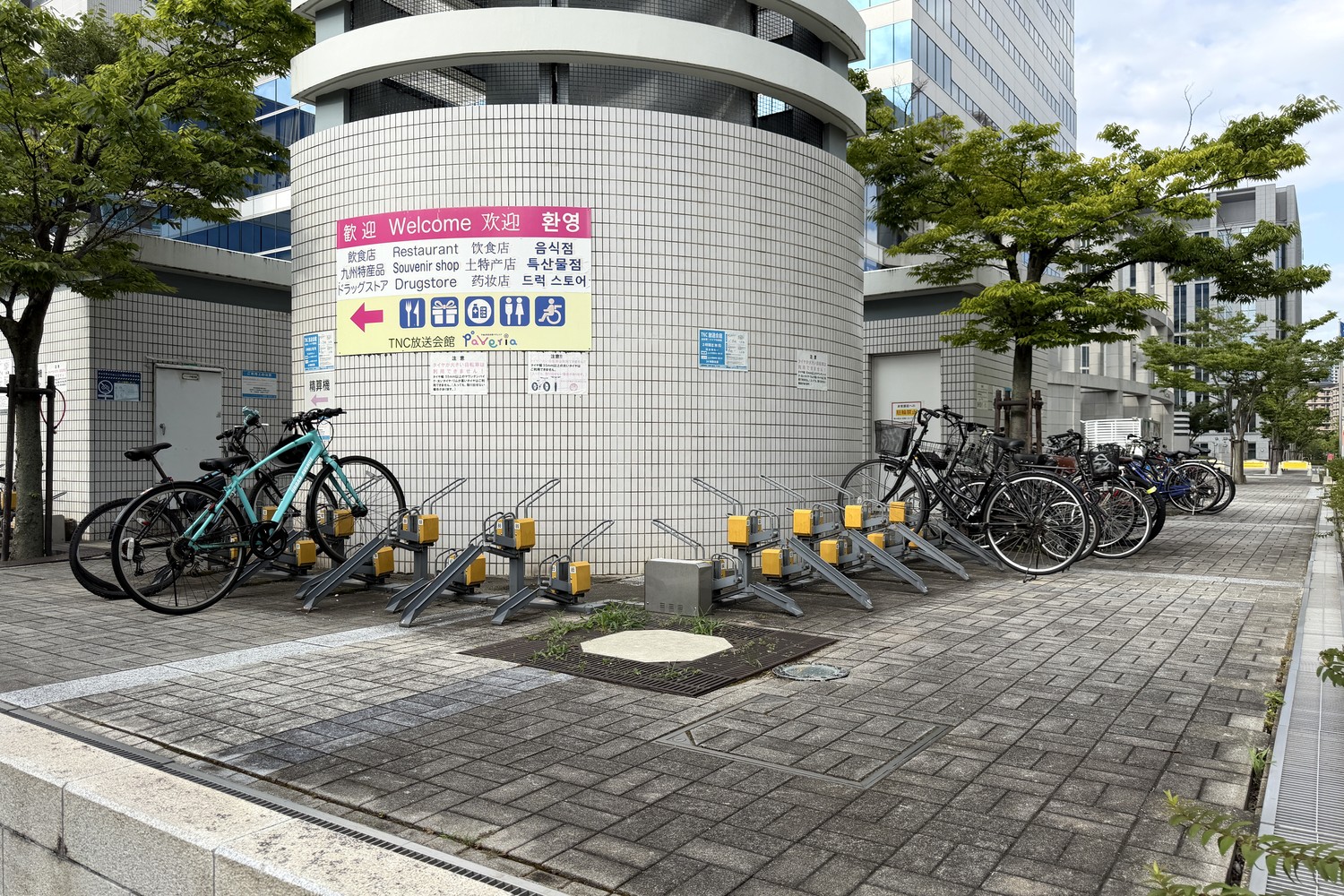 TNC放送会館の駐輪場 全景