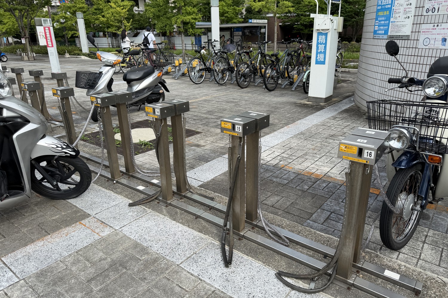 TNC放送会館の駐輪場 駐輪ラック