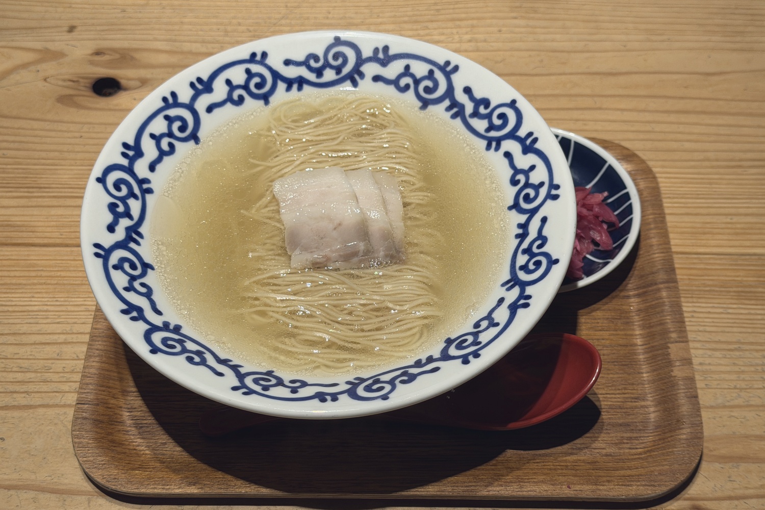 透き通ったスープが特徴の豚そば