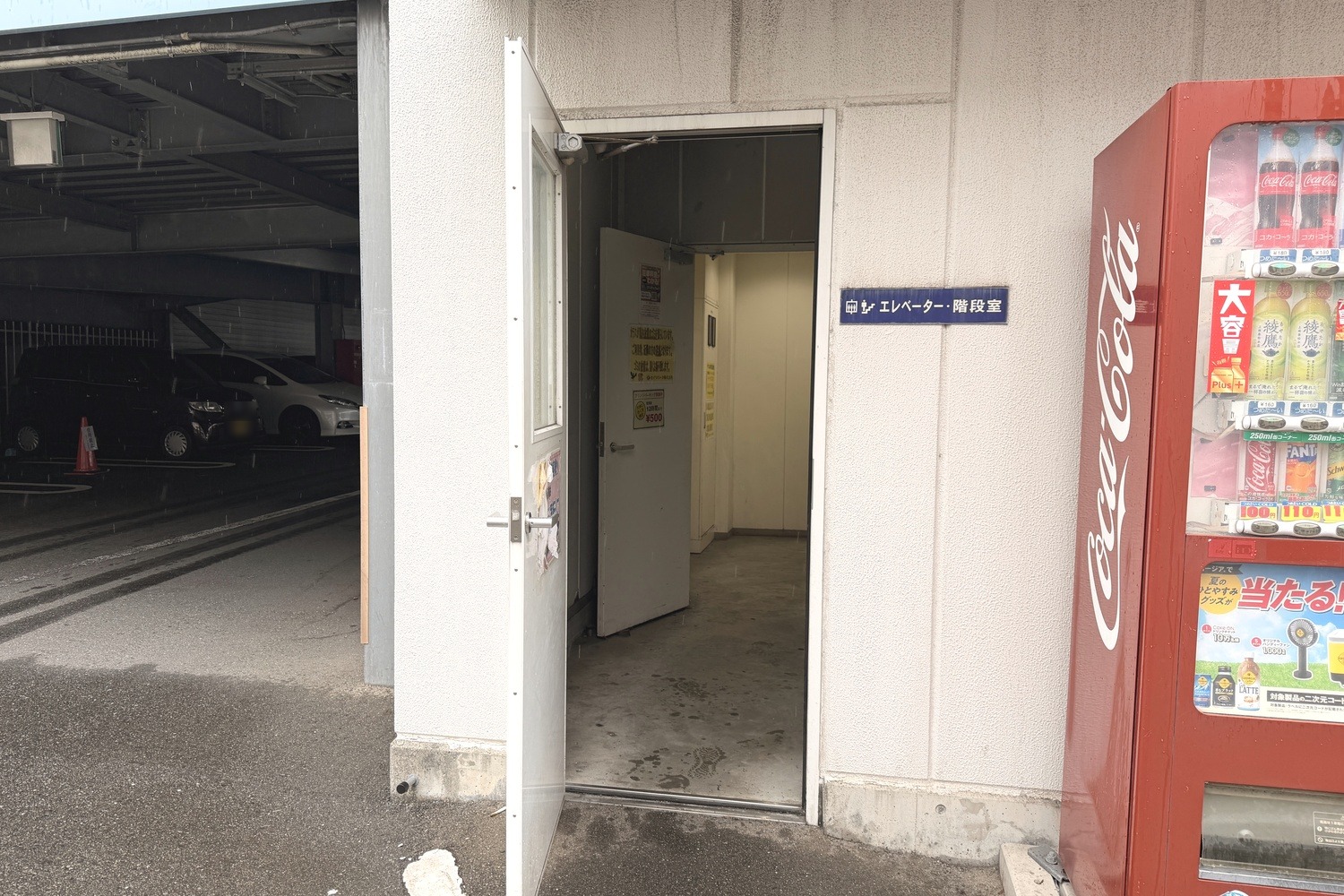 アキラパーキングのエレベーターホールへの入口