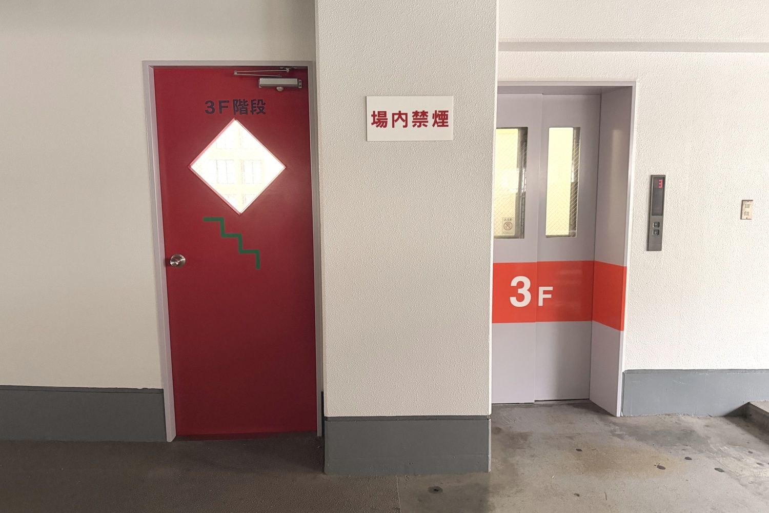 藤崎中央パーキングの階段とエレベーター