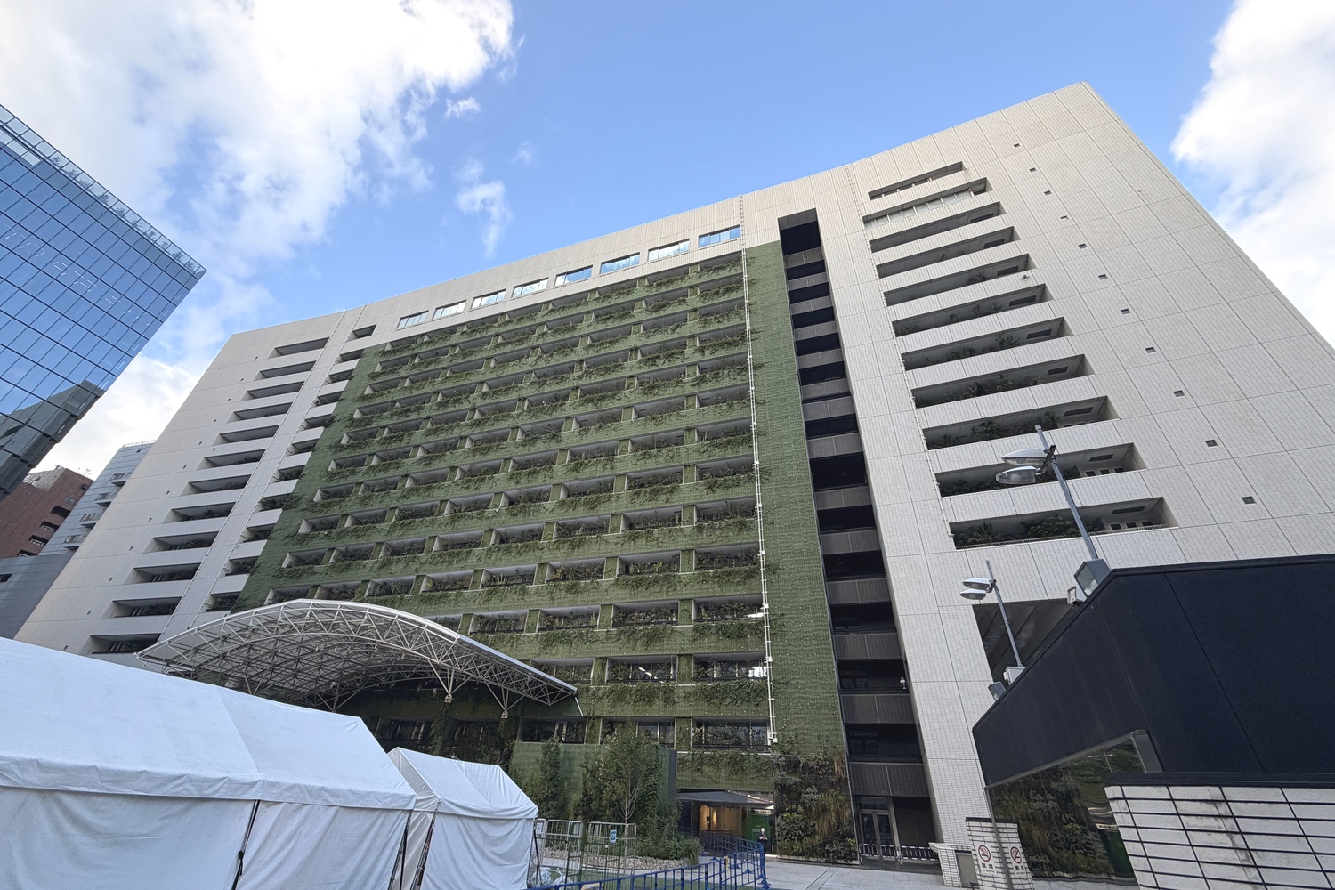 福岡市庁舎駐車場から直接行ける福岡市庁舎の外観