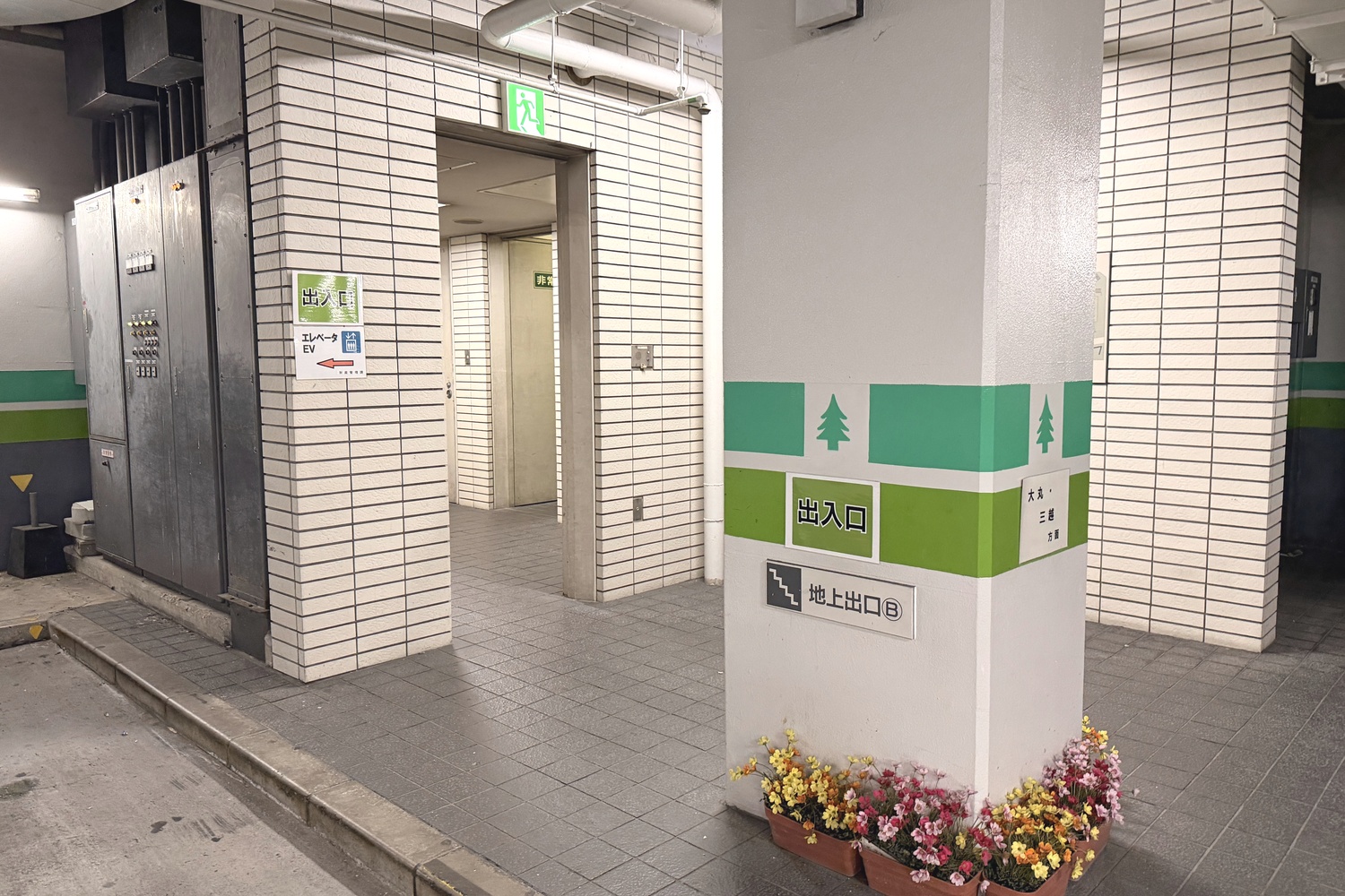 福岡市庁舎駐車場の地上へ上がる階段