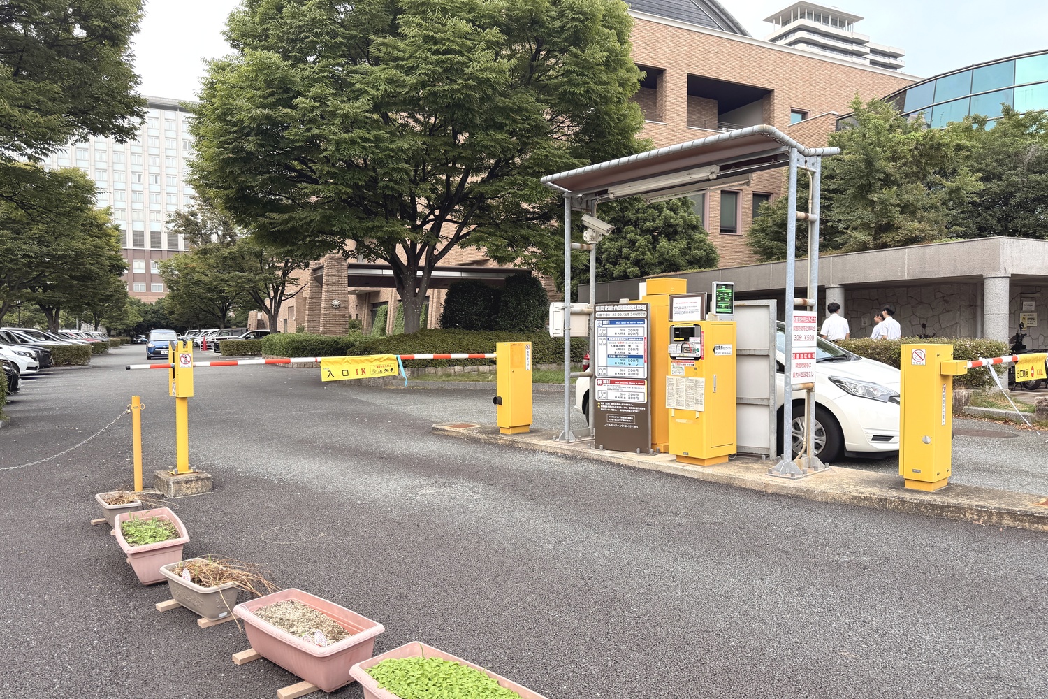 福岡市総合図書館 駐車場の入口(入庫ゲート)