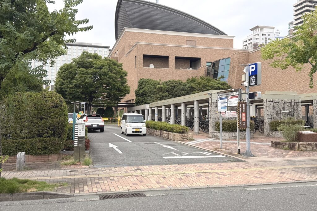 福岡市総合図書館 駐車場の出入口外観