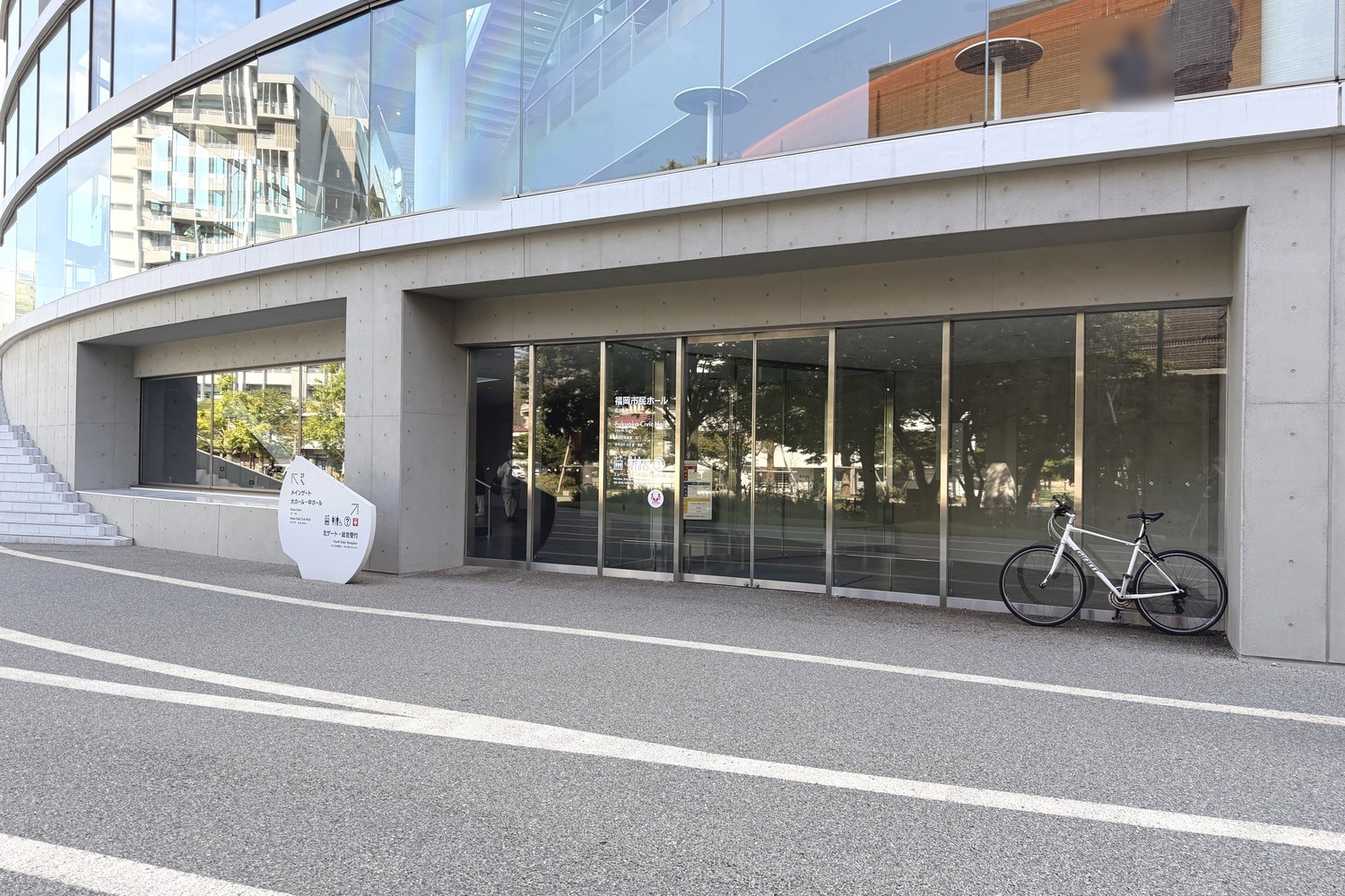 福岡市民ホールの北ゲートの全景
