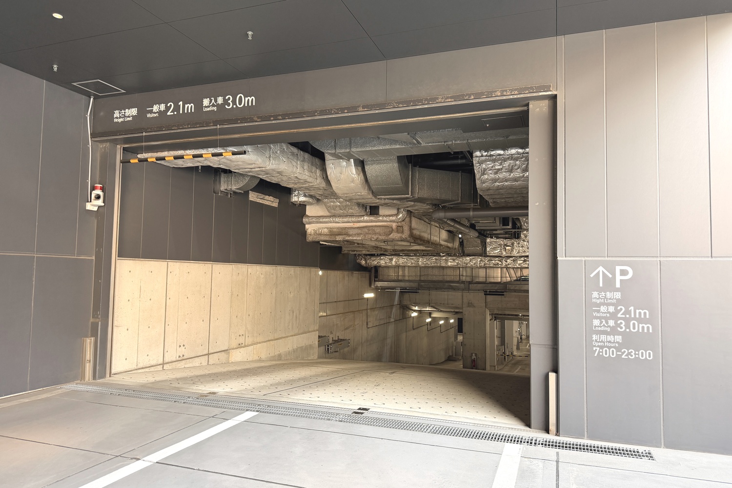 福岡大名ガーデンシティ駐車場の地下駐車場への出入口