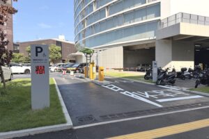 福岡市民ホール駐車場の出入口の全景