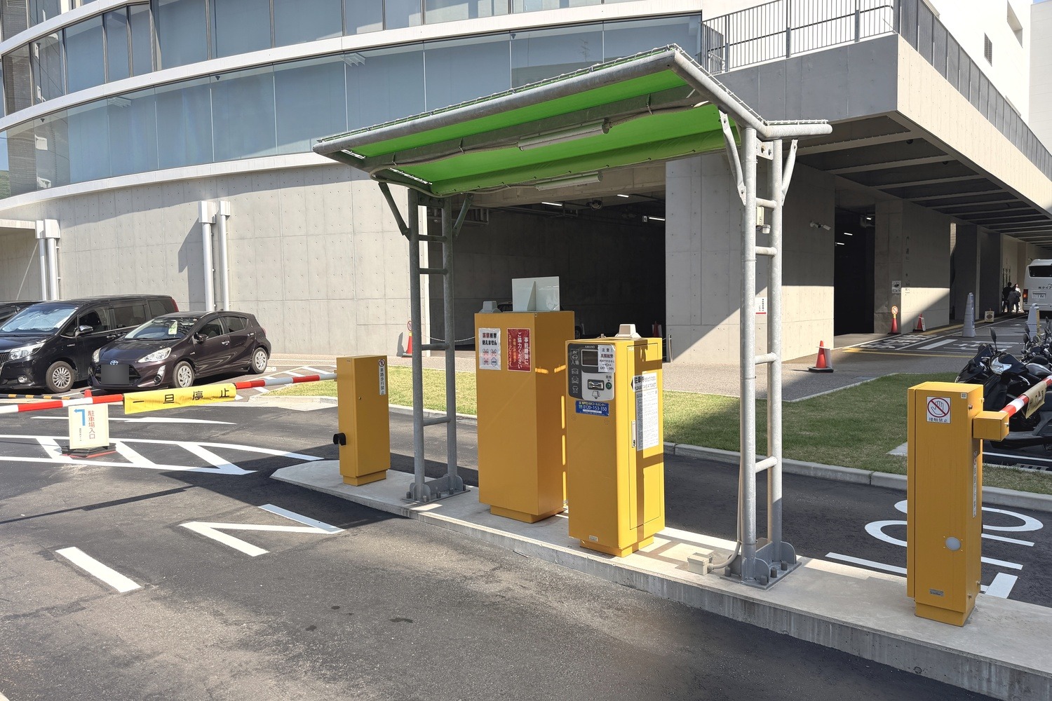 福岡市民ホール駐車場の入口(入庫ゲート)