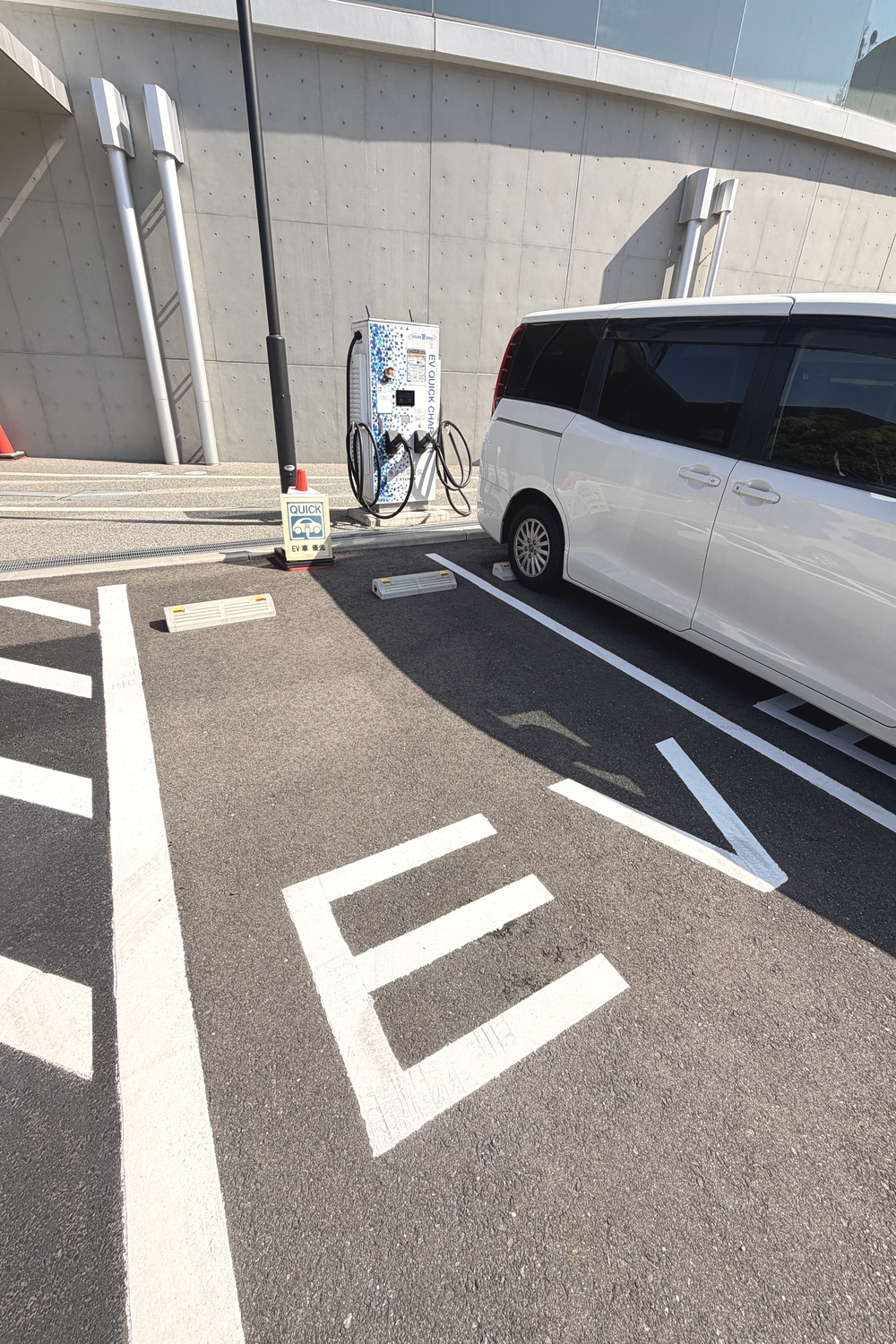 福岡市民ホール駐車場のEV充電用の駐車スペース