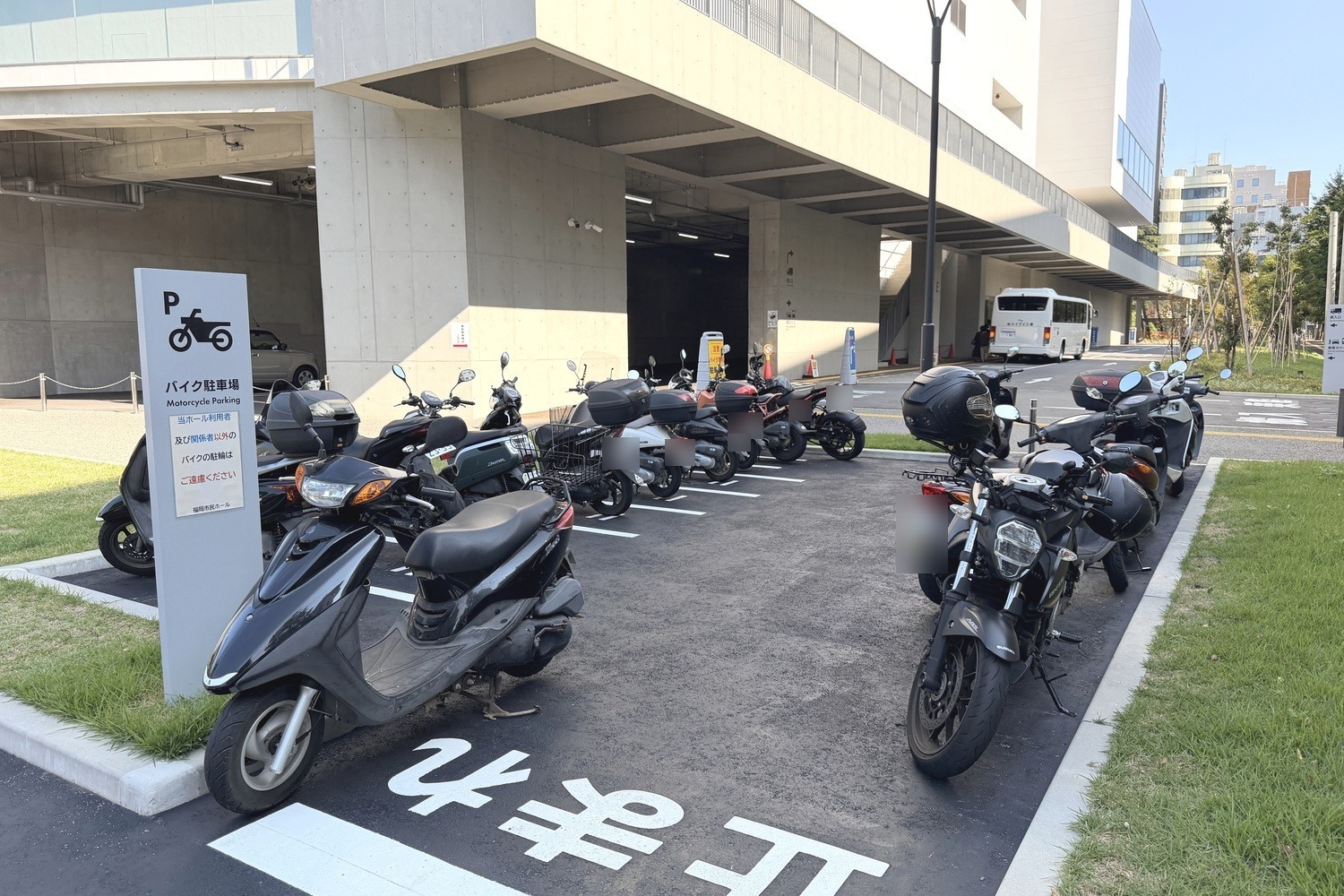 福岡市民ホール駐車場の出入口の横にある無料のバイク駐車場