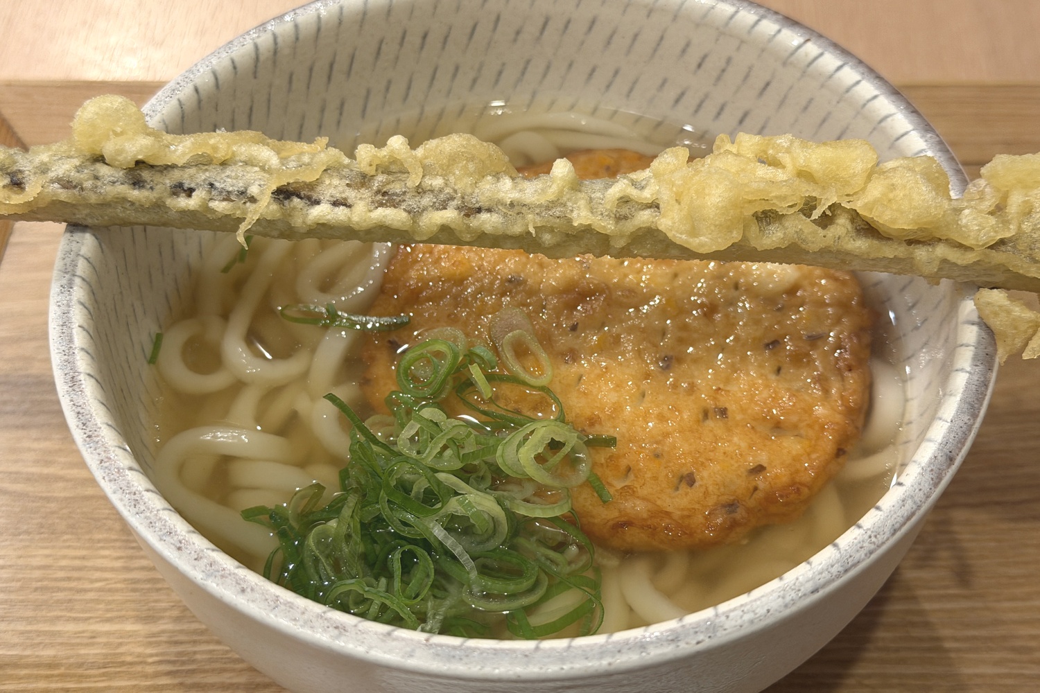 槍に見立てたごぼう天をのせたやりうどん