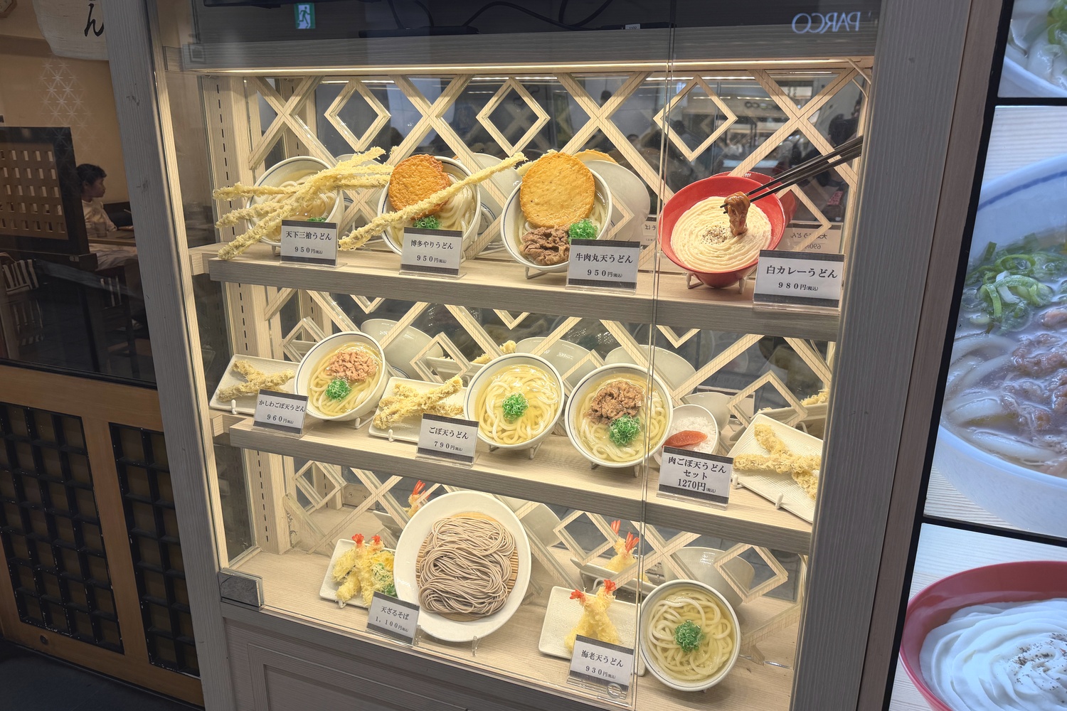 入口に並ぶ食品サンプル