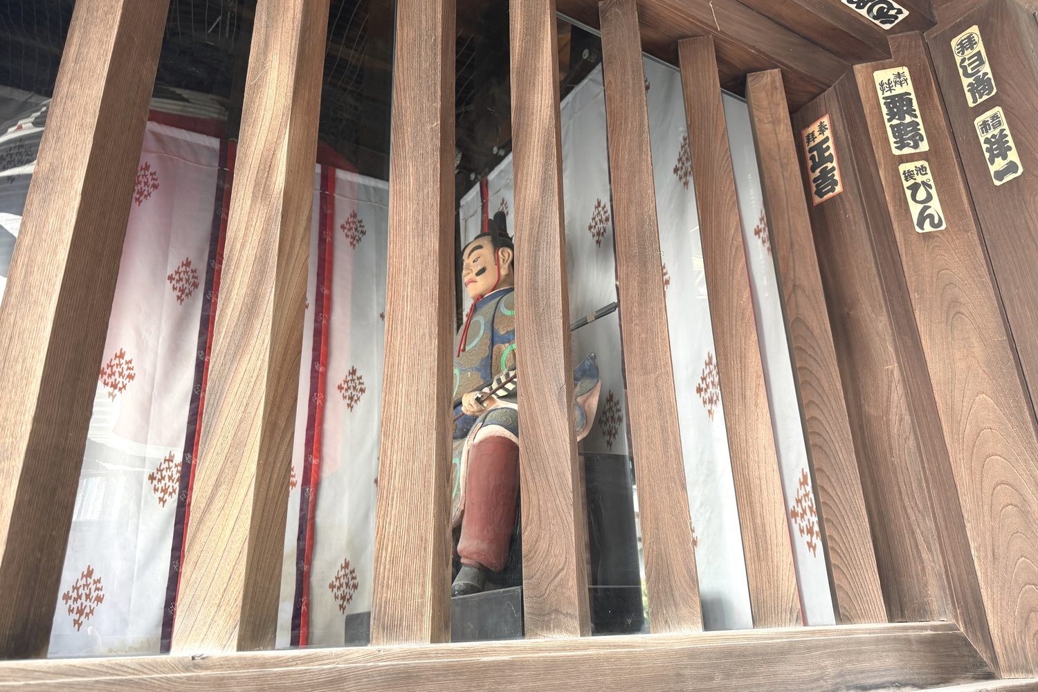櫛田神社の楼門左側の随身像