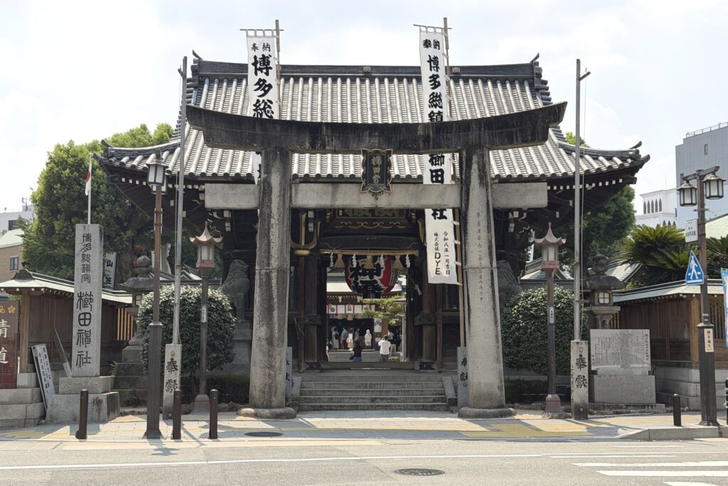櫛田神社の鳥居と正面の楼門