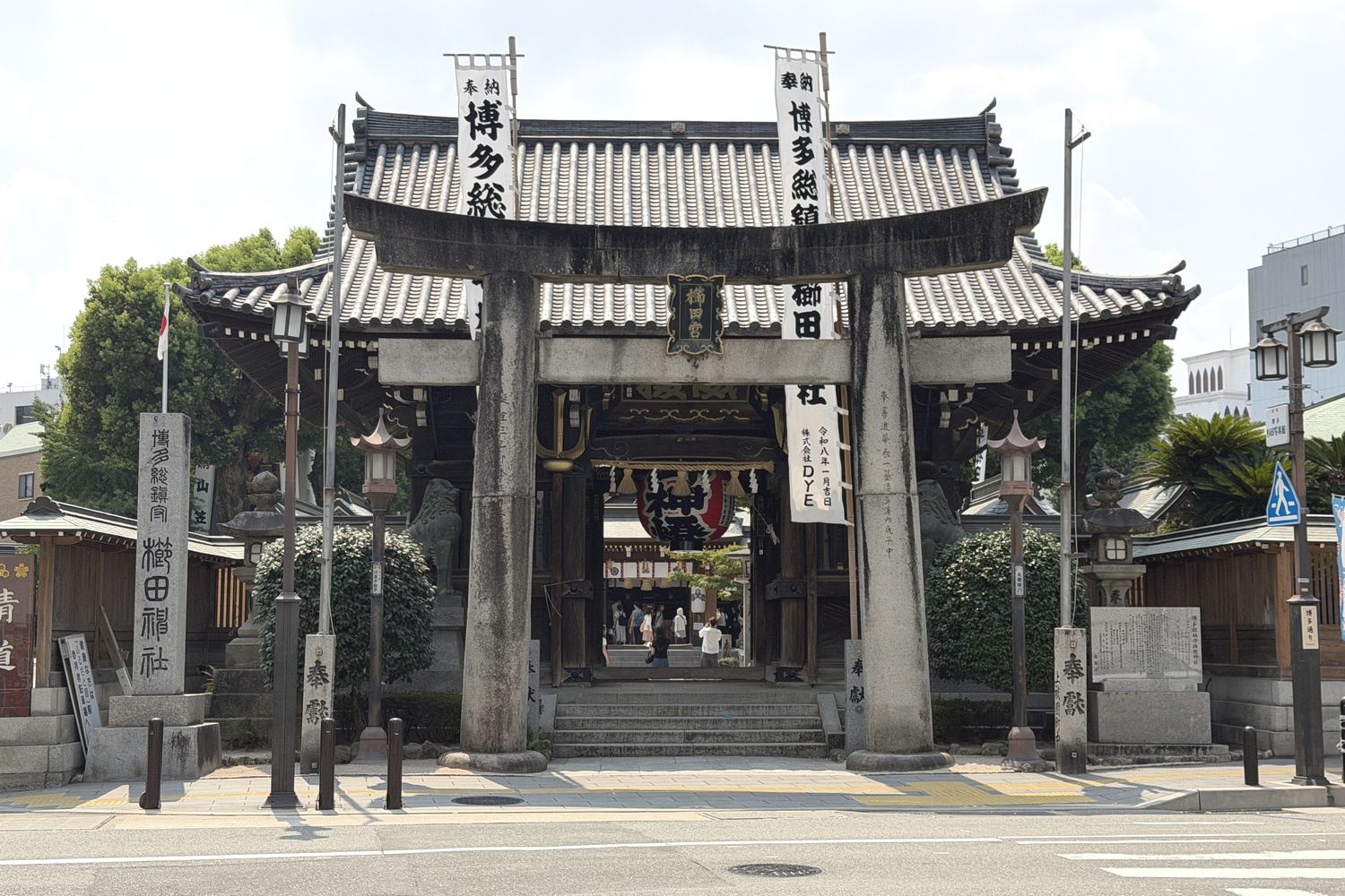 櫛田神社の鳥居と正面の楼門