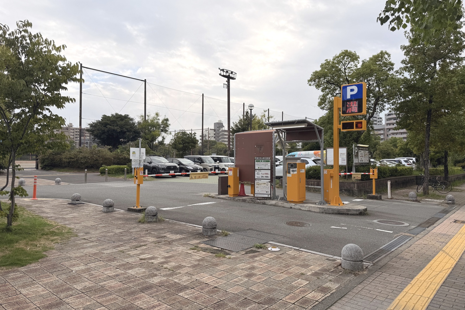 百道中央公園駐車場の出入口外観