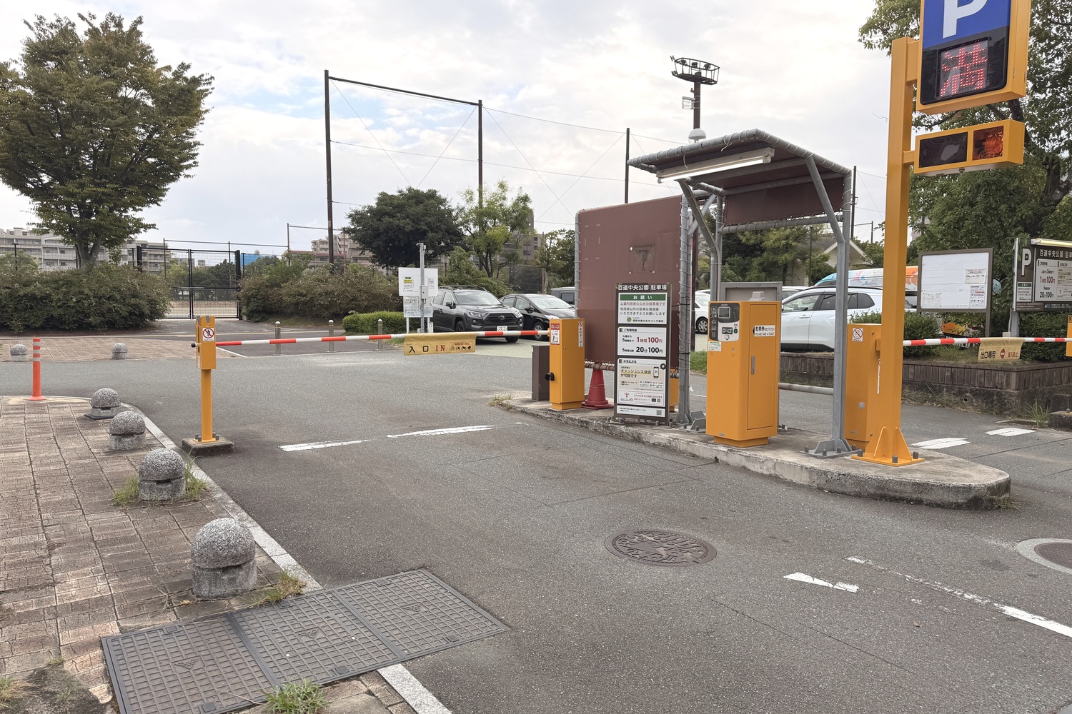 百道中央公園駐車場の入口(入庫ゲート)