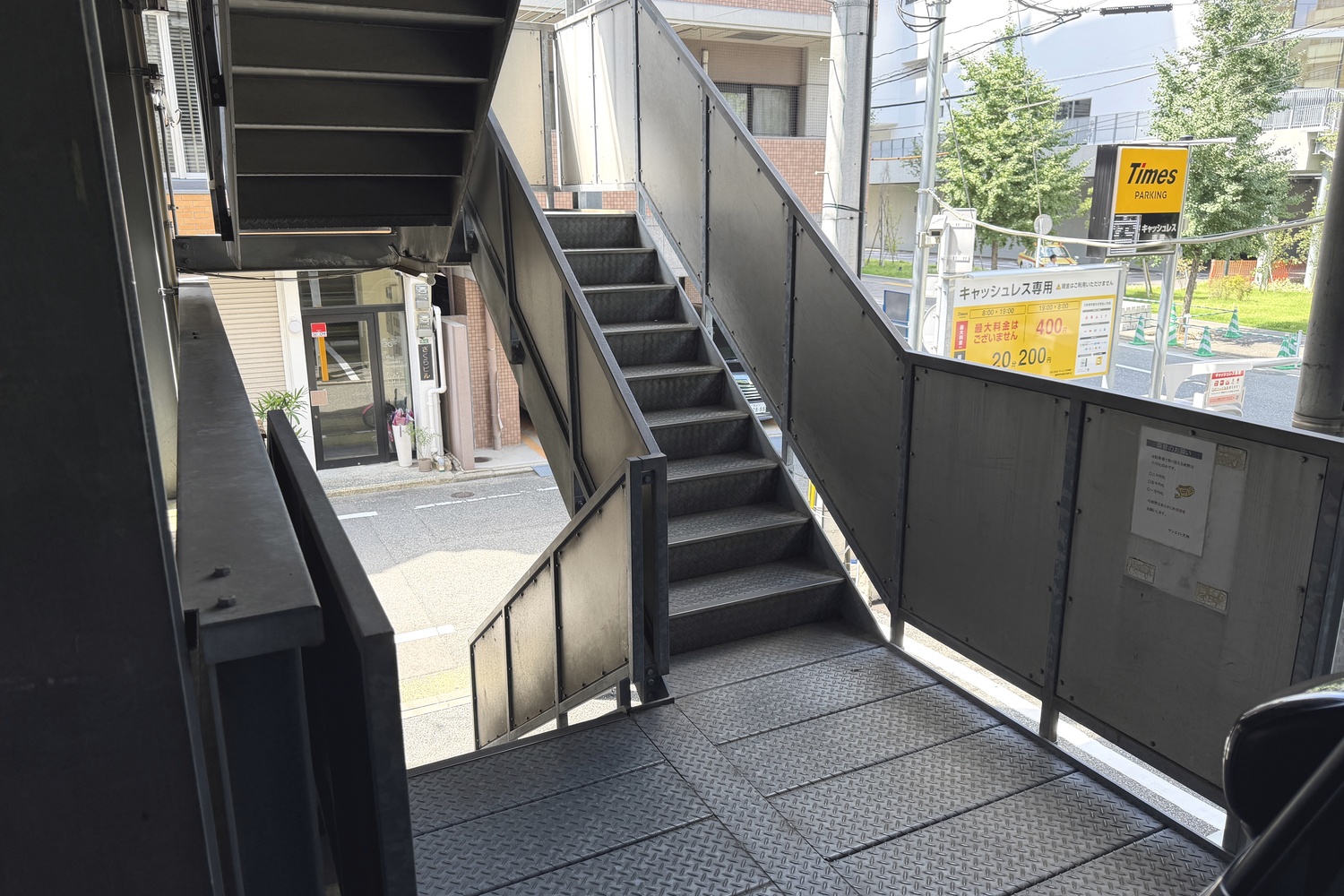 サンエイト天神の駐車場の奥にある階段(福岡市民ホール側)