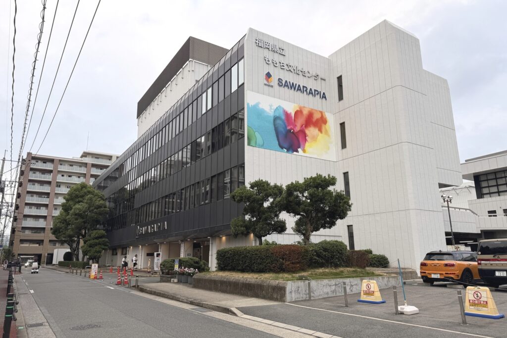 サワラピア・ももち体育館 駐車場の駐車場への入口があるSAWARAPIAの建物