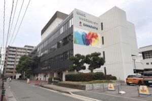 サワラピア・ももち体育館 駐車場の駐車場への入口があるSAWARAPIAの建物