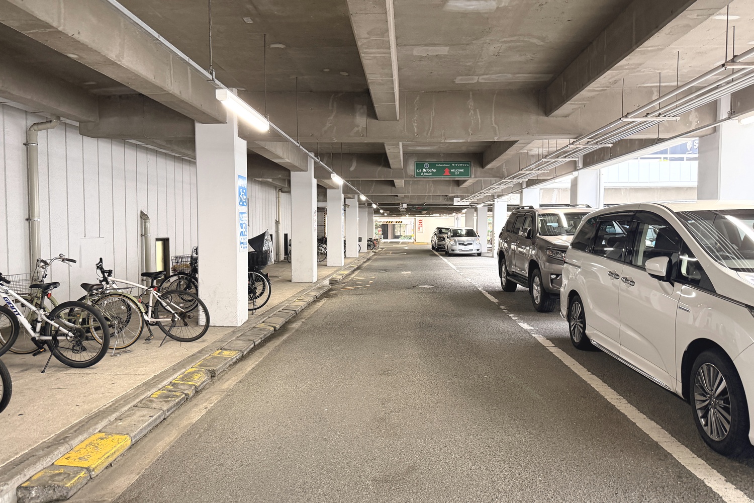 駐車場入口から場内へ続く通路