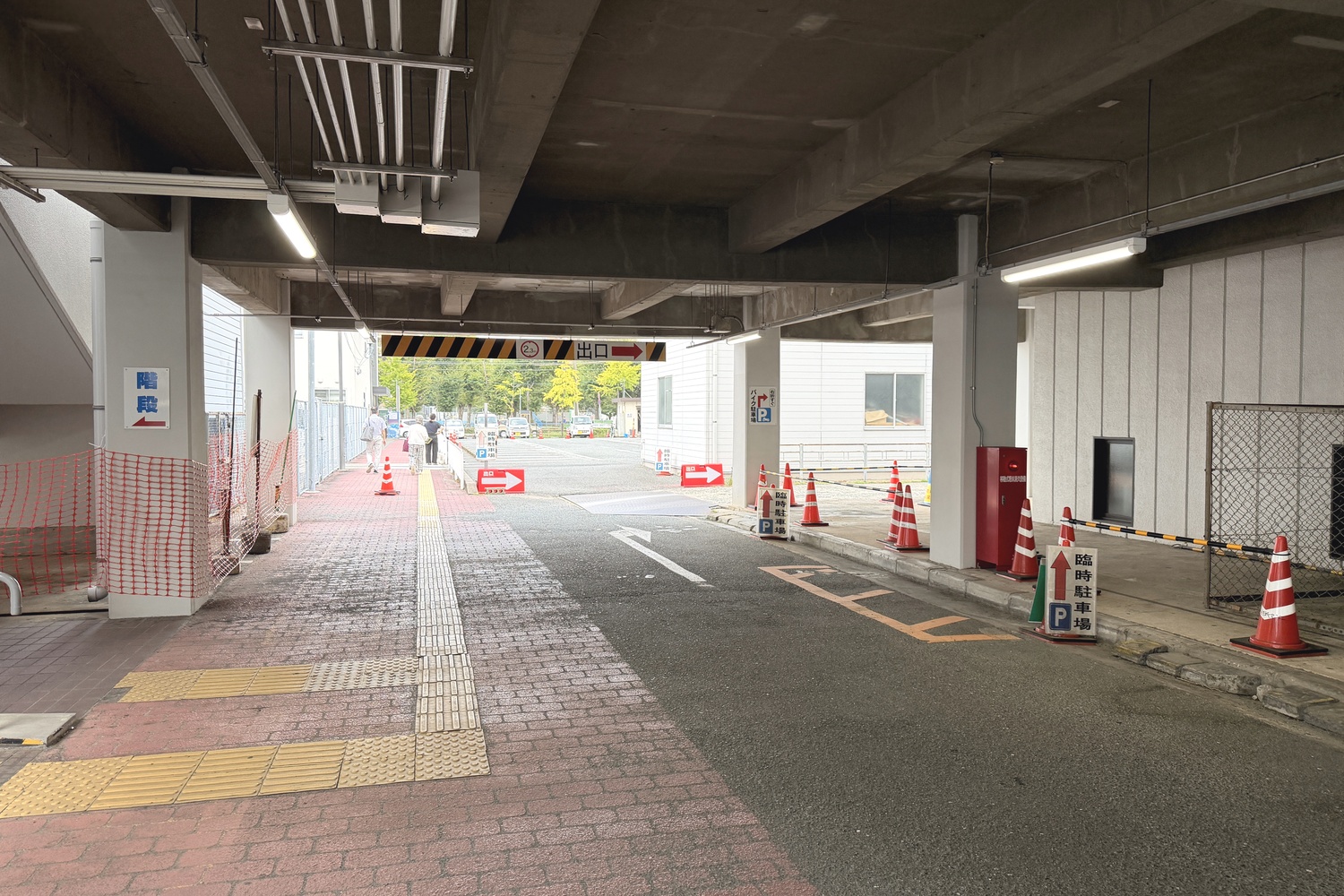 駐車場内の出口方面を示す表示