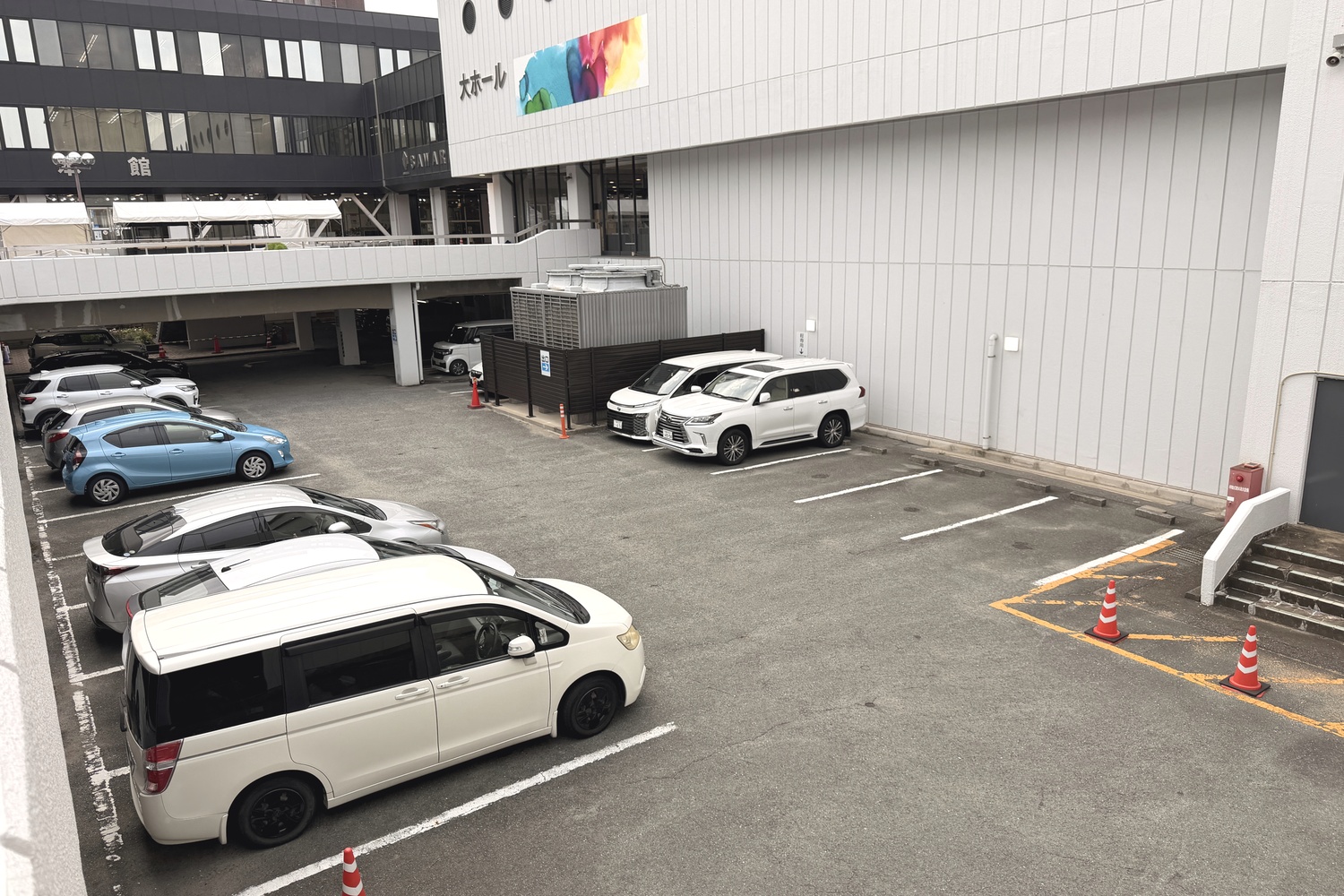 駐車場内に区画された駐車スペース