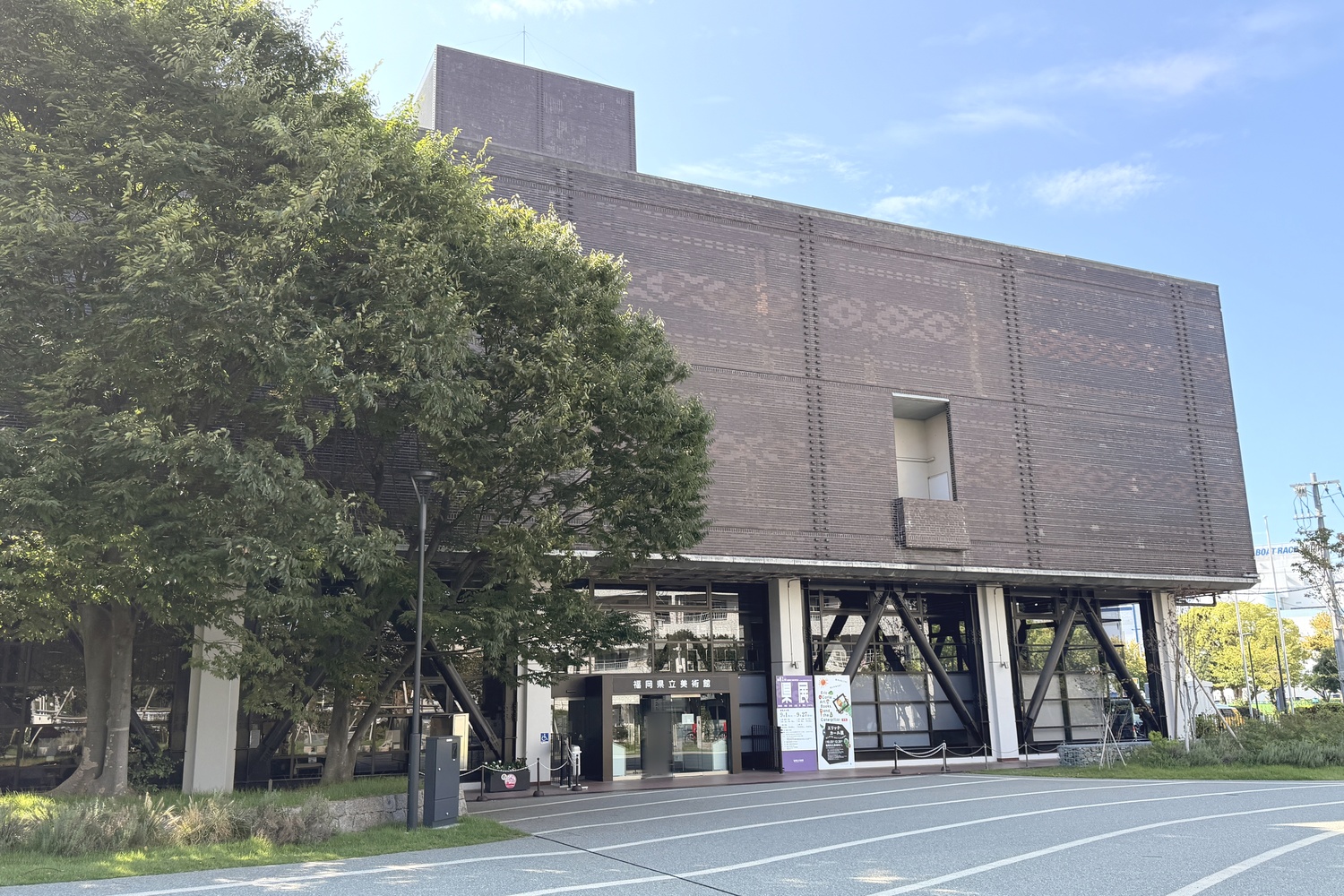 須崎公園駐車場（福岡県立美術館）の隣の福岡県立美術館の外観