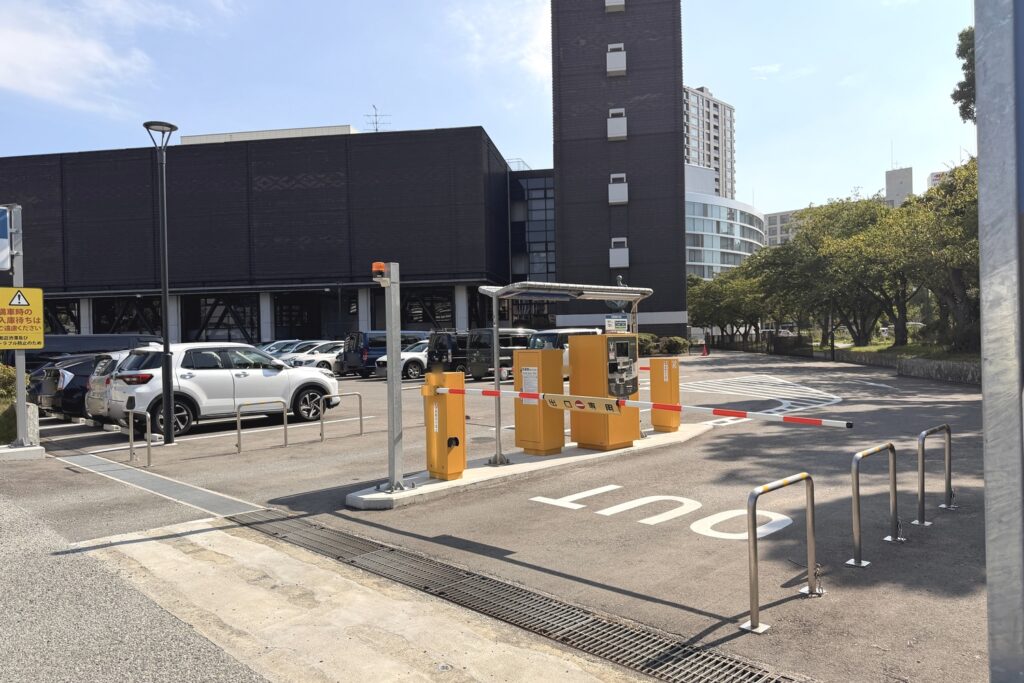 須崎公園駐車場（福岡県立美術館）の出入口