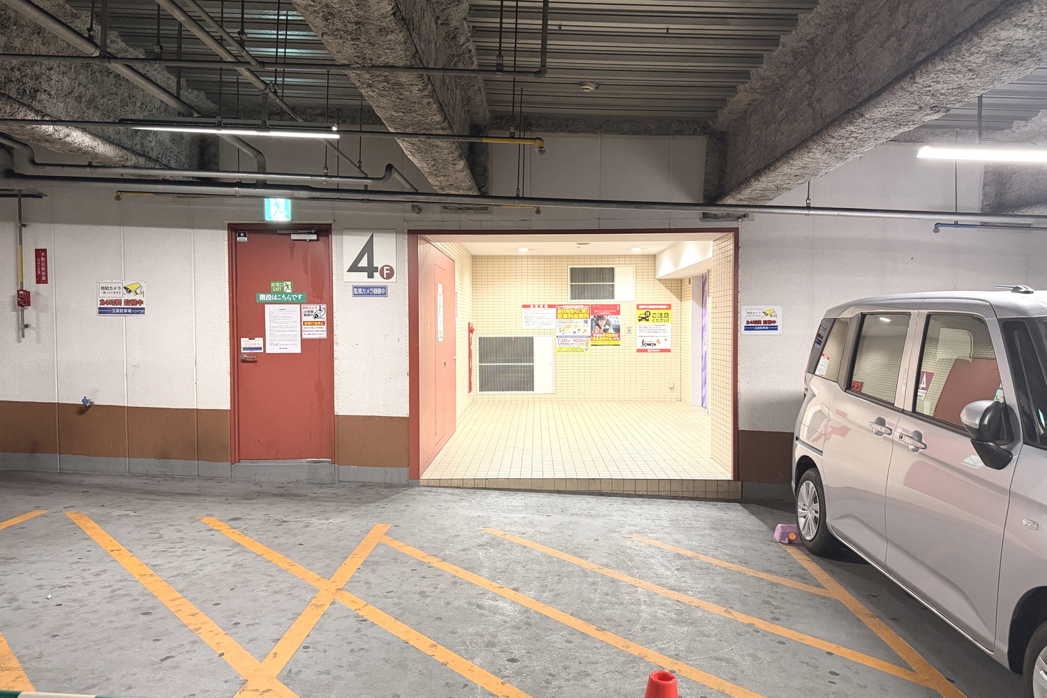 玉屋本店駐車場のエレベーター乗り場の外観