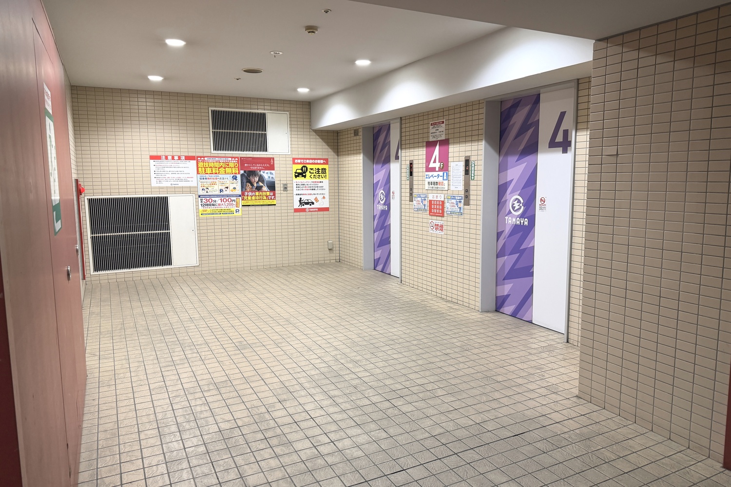 玉屋本店駐車場のエレベーター乗り場