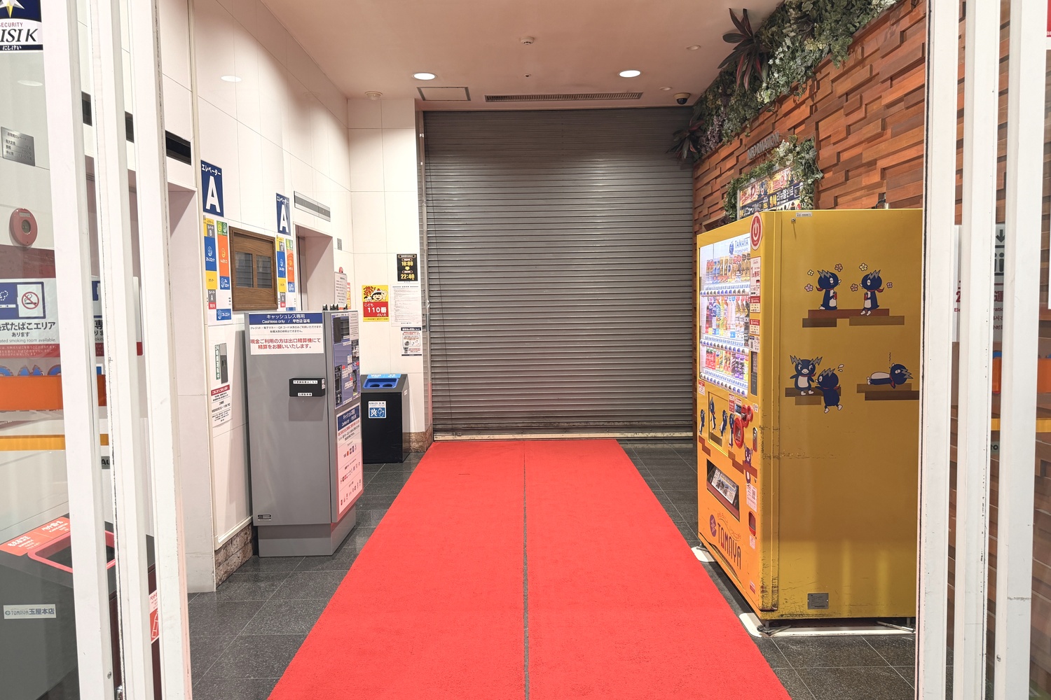 玉屋本店駐車場の正面エレベーター