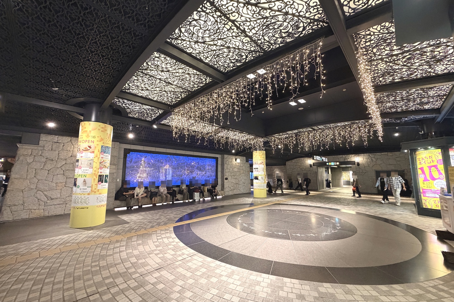 天神地下街の石積みの広場