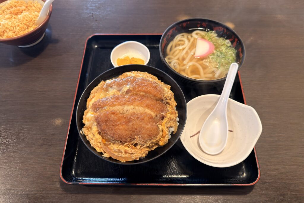 こまどりうどん 那珂川店のかつ丼とミニうどんのセット
