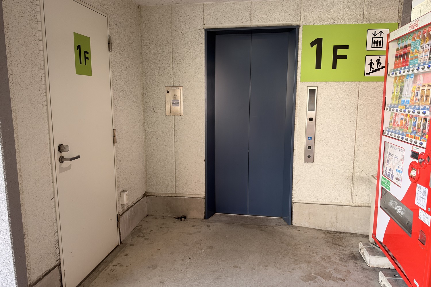 ライオンパーク神屋のエレベーターと階段